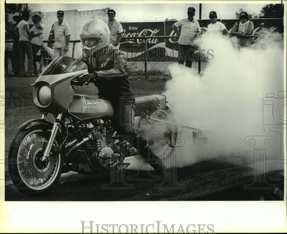 1986 Press Photo Mike Acord, Motorcycle Racer at Alamo Dragway Burns Out - Historic Images