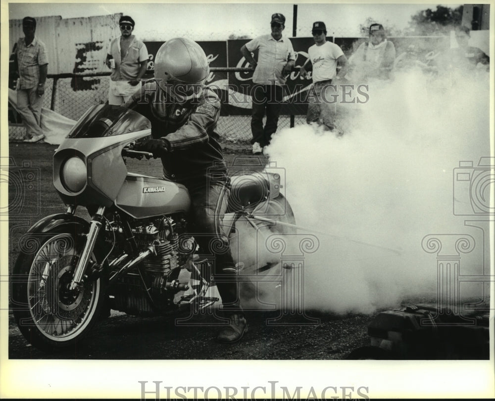 1986 Press Photo Mike Acord Burns Out on Motorcycle at Alamo Dragway - sas06821 - Historic Images