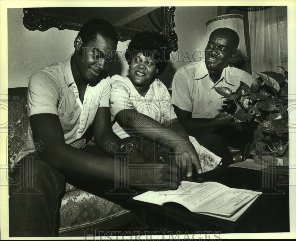 1983 Press Photo Ray Davis Signs Papers with Parents May Ella and Abraham - Historic Images