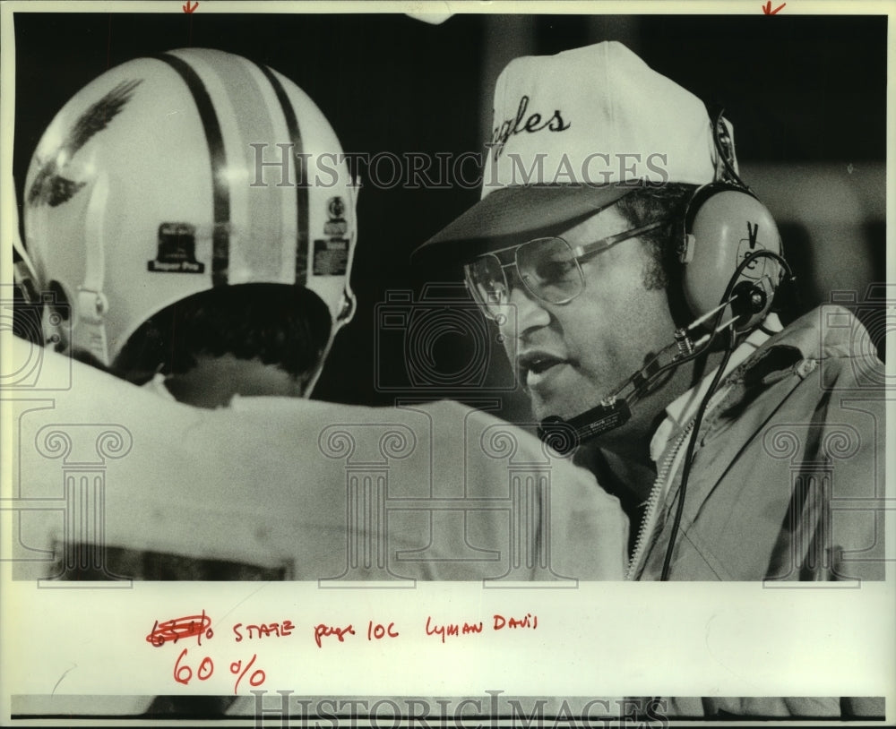 1988 Press Photo Lyman Davis, Brackenridge Eagles Football Coach with Player - Historic Images