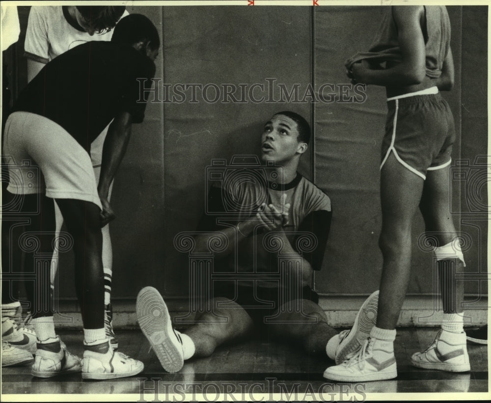 1986 Press Photo Fennis Dembo with Teammates at Basketball Camp - sas06851 - Historic Images