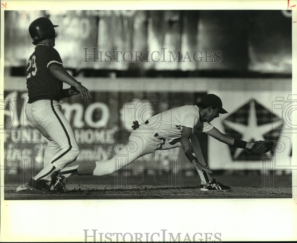 1988 Press Photo San Antonio Missions and Wichita Baseball Players at Game - Historic Images