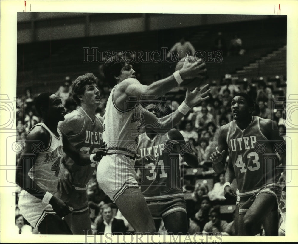1983 Press Photo San Antonio and El Paso College Basketball Players at Game - Historic Images