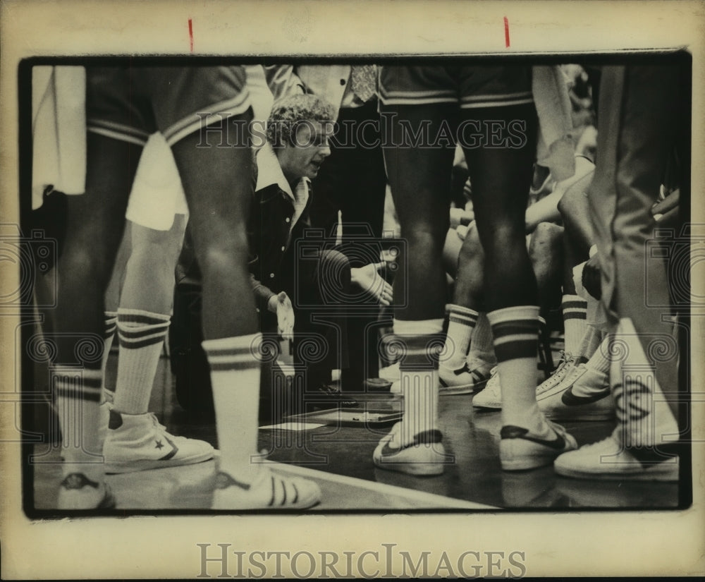 1977 Press Photo Hubie Brown, Coach of Atlanta Hawks Basketball with Players - Historic Images