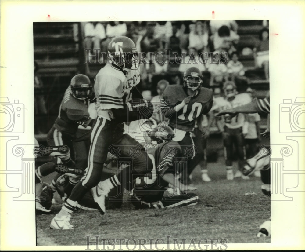 1987 Press Photo Victor Linson, Taft College Football Player at Game - sas06969 - Historic Images