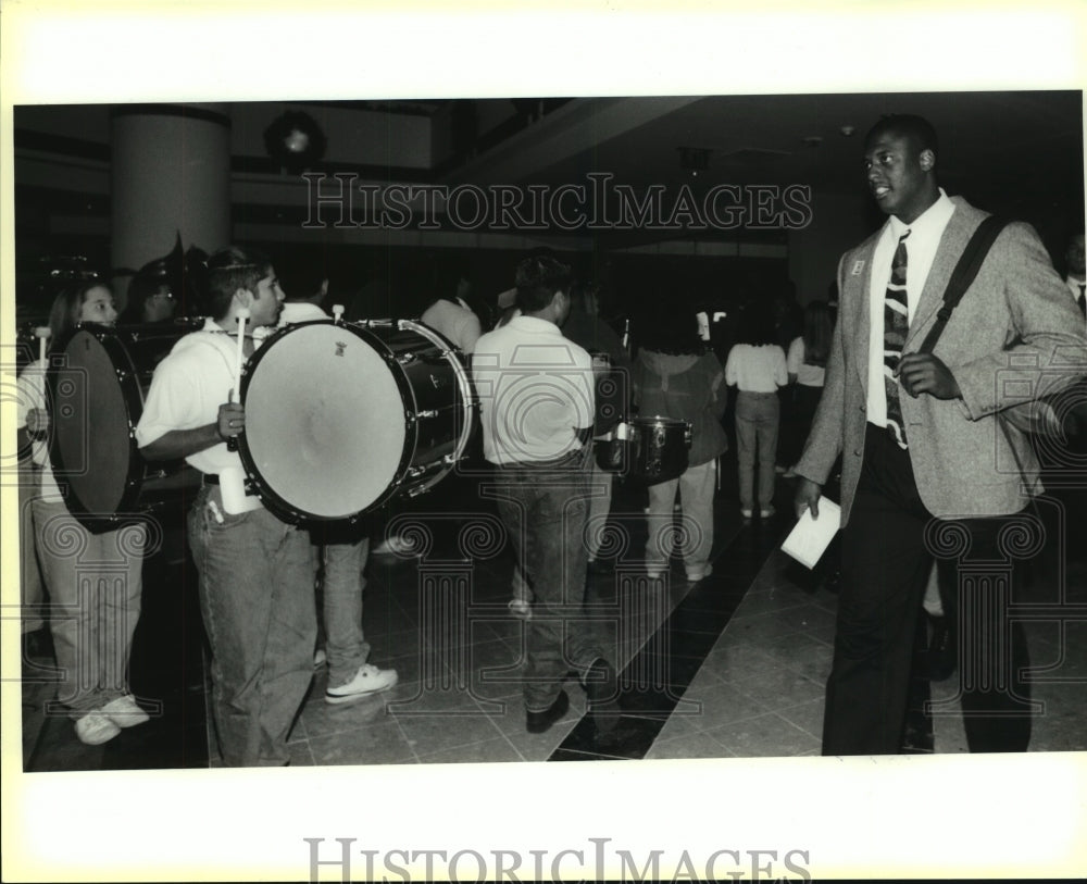 1993 Press Photo Jay High Band Plays for Alamo Bowl Football Player at Alamodome - Historic Images