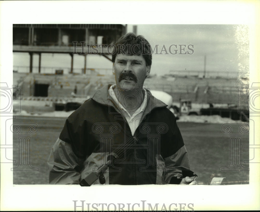 1994 Press Photo Tom Byers, San Antonio Missions Baseball Manager at Stadium - Historic Images