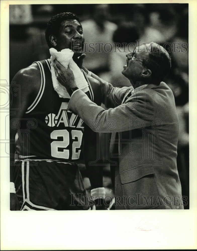 1984 Press Photo John Drew, Jazz Basketball Player at Game with Eye Injury - Historic Images