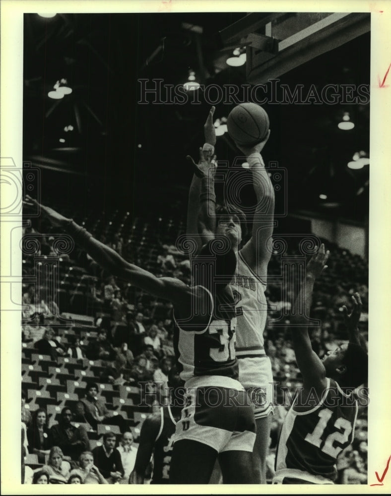 1983 Press Photo San Antonio and Saint Louis College Basketball Players at Game - Historic Images