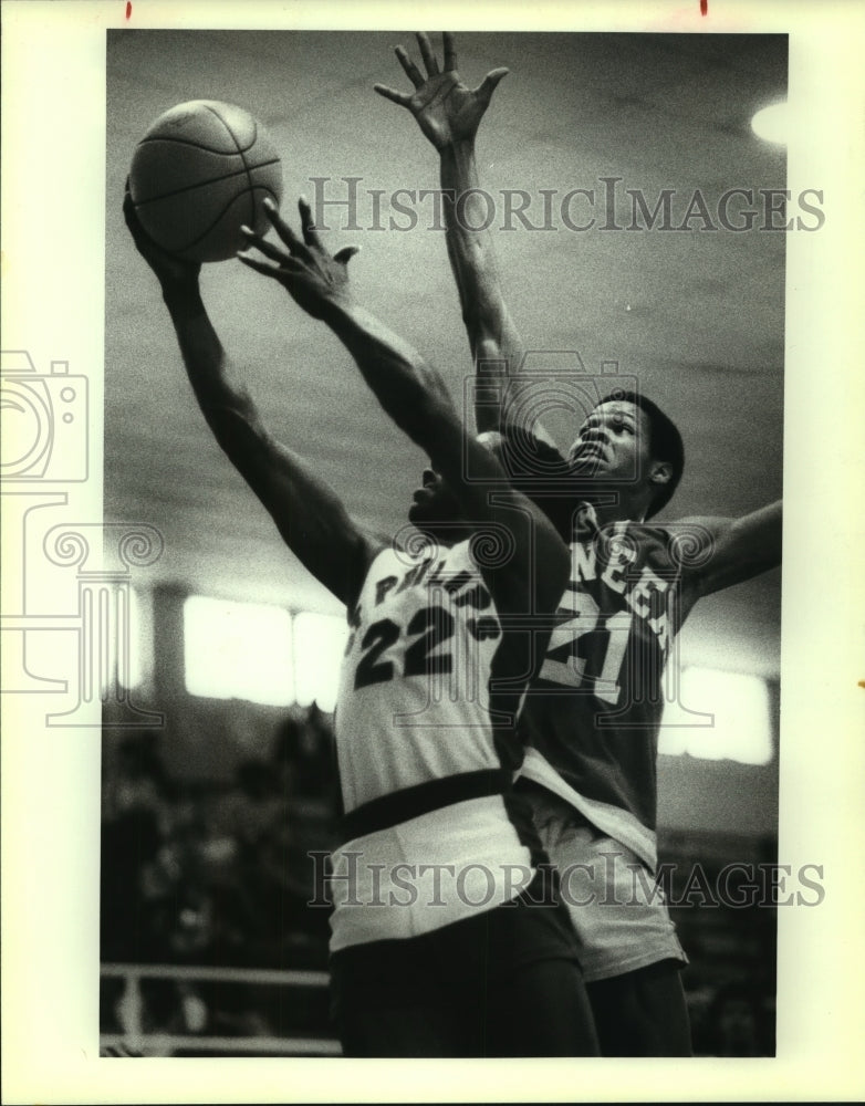 1983 Press Photo Mike Chavful, Saint Philip&#39;s College Basketball Player at Game - Historic Images