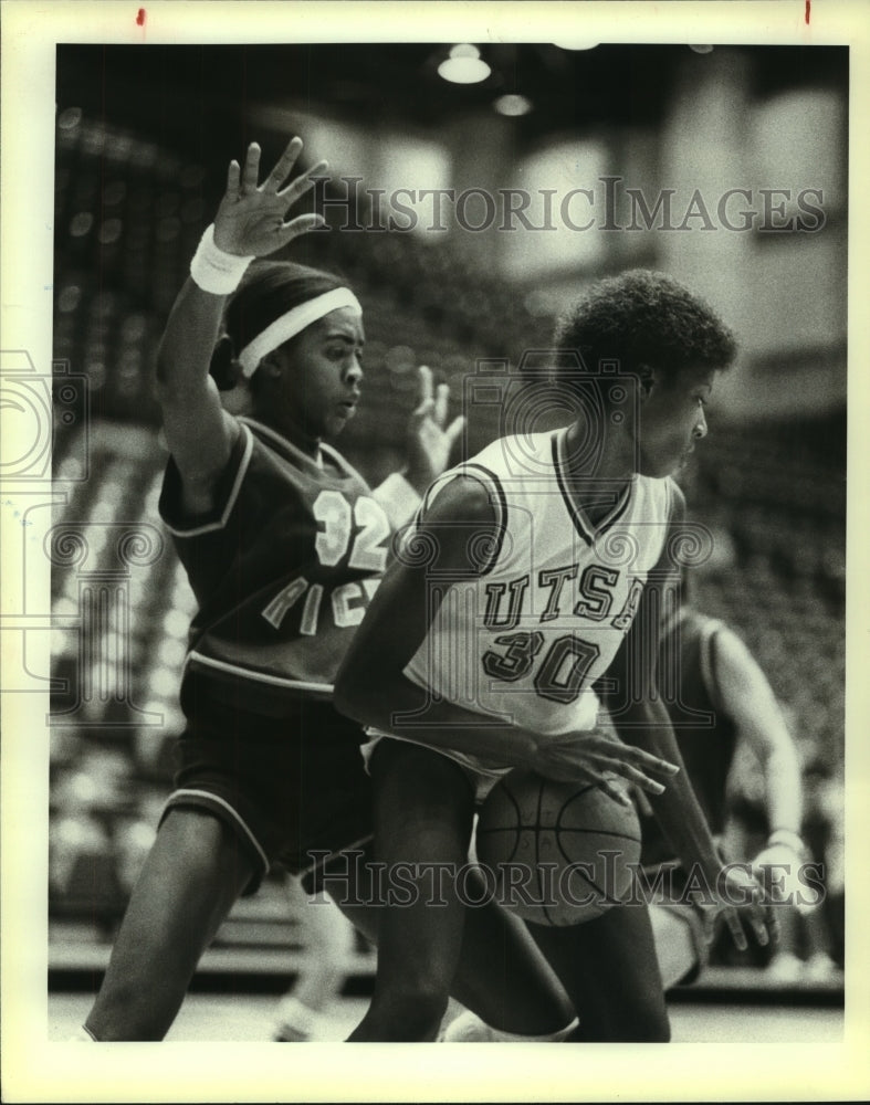 1983 Press Photo Rice and San Antonio College Women's Basketball Players at Game - Historic Images