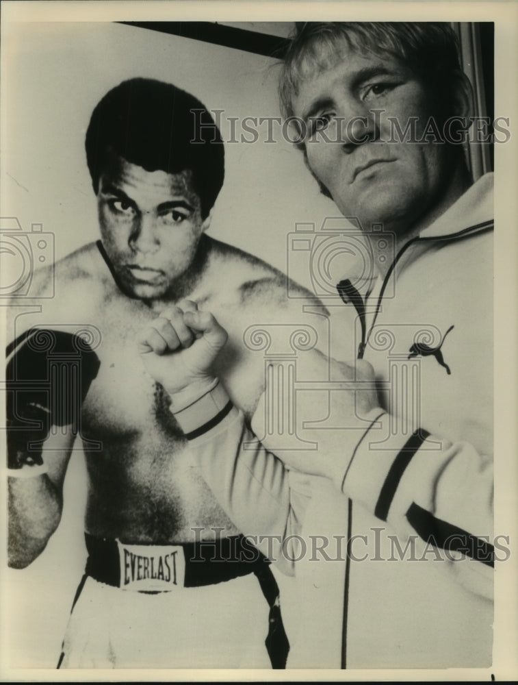 1976 Press Photo Richard Dunn, British Boxer Stands Beside Muhammad Ali Poster-Historic Images