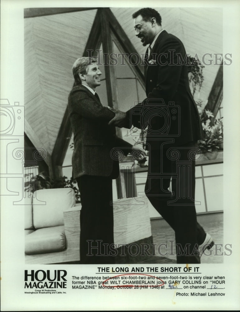 Press Photo TV host Gary Collins with basketball great Wilt Chamberlain - Historic Images
