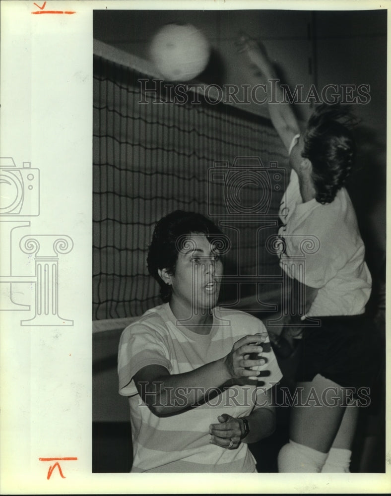 1989 Press Photo Gool Castleberry, Calvin Volleyball Coach - sas07238 - Historic Images