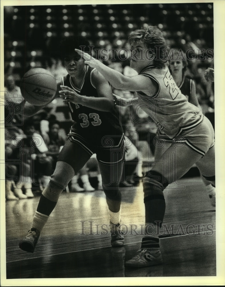 1985 Press Photo San Antonio and Rice College Women&#39;s Basketball Players at Game - Historic Images