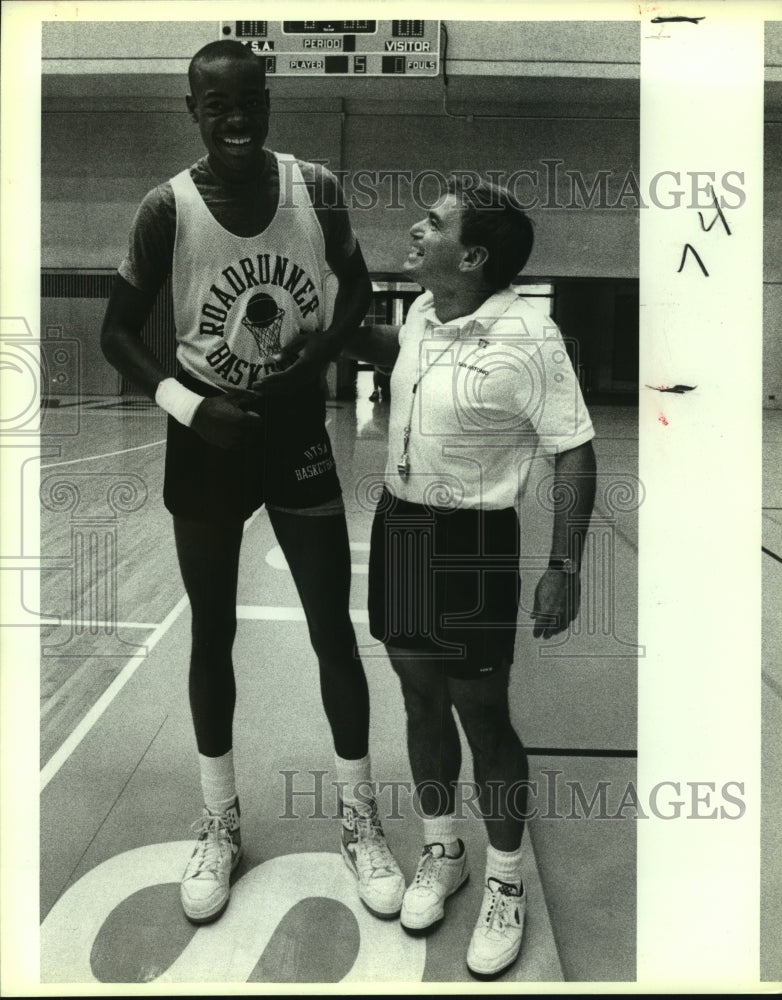 1988 Press Photo San Antonio Coach Ken Burmeister with Basketball Player- Historic Images