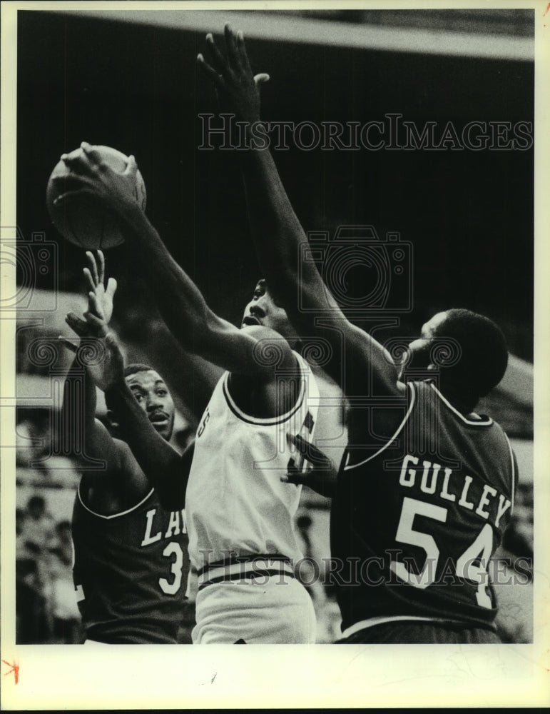 1985 Press Photo St. Mary's and Lamar College Basketball Players at Game- Historic Images