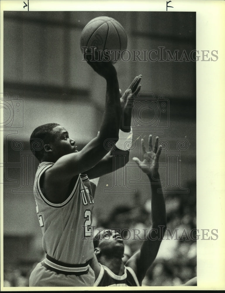 1986 Press Photo College Basketball Players Calvin Haynes and Patrick Williams - Historic Images