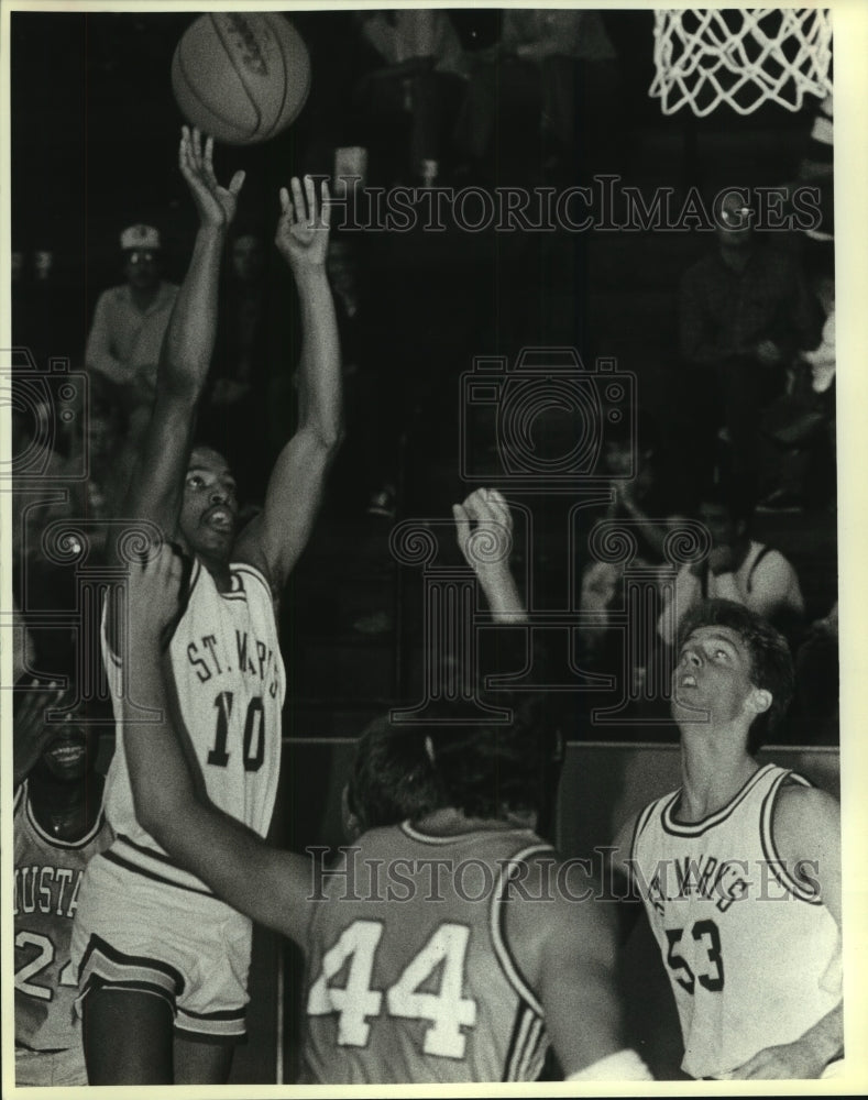 1986 Press Photo St. Mary&#39;s Barry Fields at Mount Mercy College Basketball Game - Historic Images