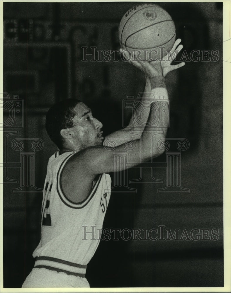 1982 Press Photo Andre Walker, St. Mary's Basketball Player at Mount Mercy Game - Historic Images