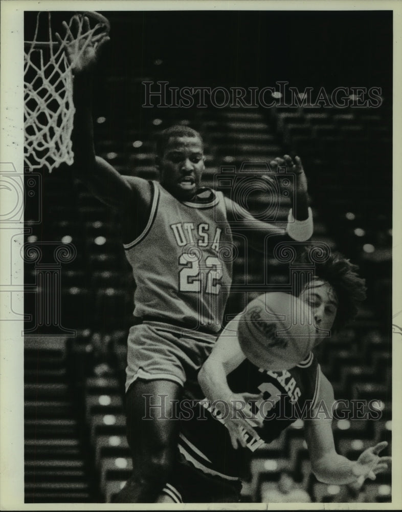 1986 Press Photo San Antonion and Arlington College Basketball Players at Game - Historic Images