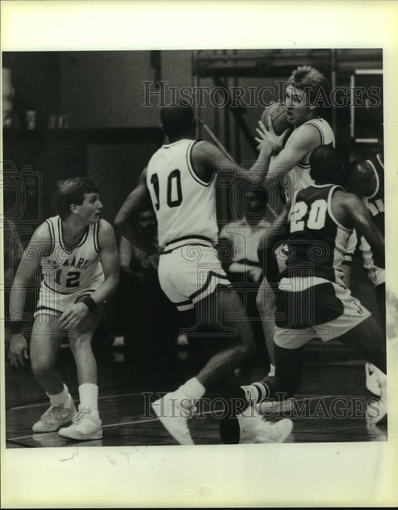 1986 Press Photo Pete Hansen, Saint Mary&#39;s College Basketball Player at Game - Historic Images