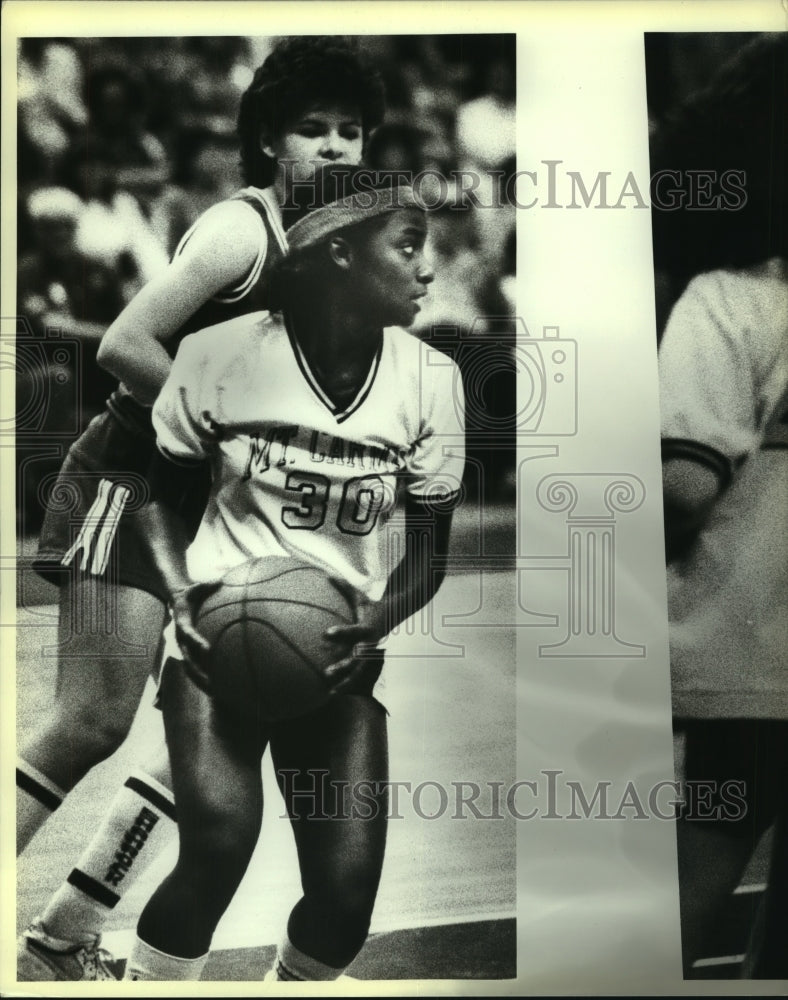 1984 Press Photo Mount Carmel and Incarnate Word College Women&#39;s Basketball Game - Historic Images