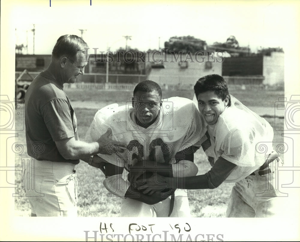 1990 Press Photo Diz Reeves, Brackenridge Football Coach with Players- Historic Images