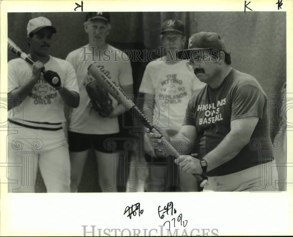 1990 Press Photo Barney Cruz, HIghlands Baseball Coach with Players at Practice - Historic Images