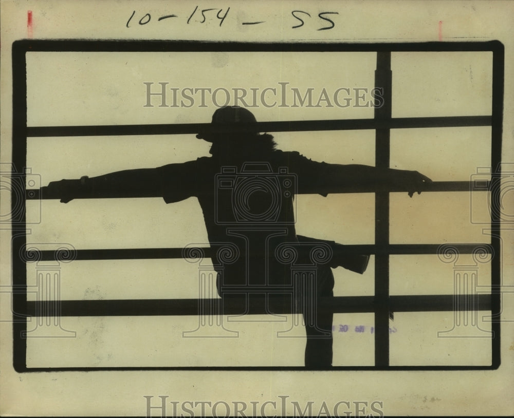 Press Photo Spectator Silhouette at the Alamo Dragway - sas07424- Historic Images