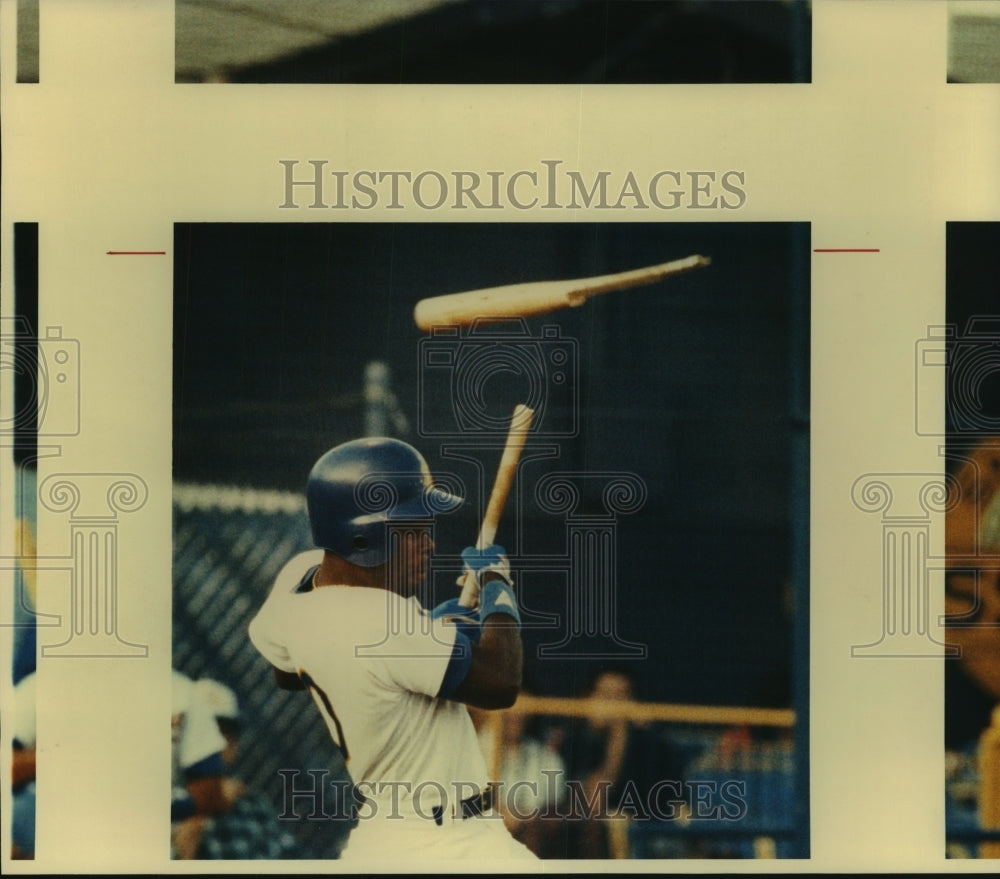 1990 Press Photo Eddie Pye, San Antonio Missions Baseball Player Breaks Bat- Historic Images