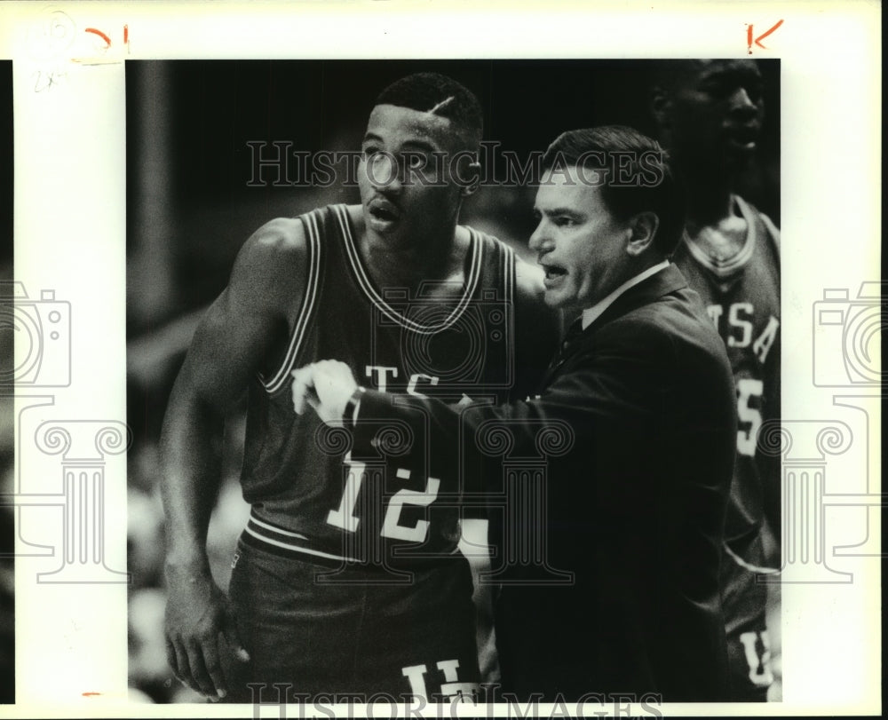 1990 Press Photo Ken Burmeister, San Antonio University Basketball Coach at Game - Historic Images