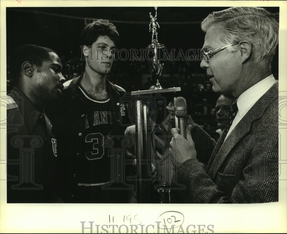 1984 Press Photo Rick Doyle, San Antonio College Basketball with Mayor&#39;s Trophy - Historic Images