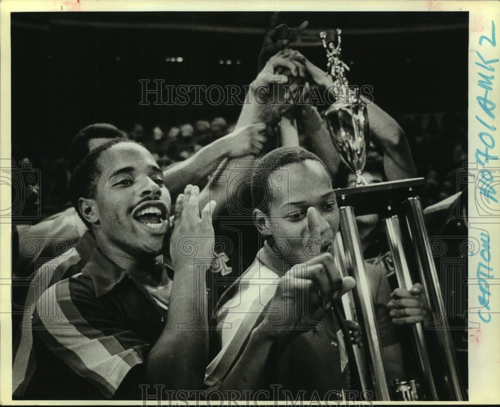 1984 Press Photo University of Texas San Antonio Basketball Players with Trophy - Historic Images
