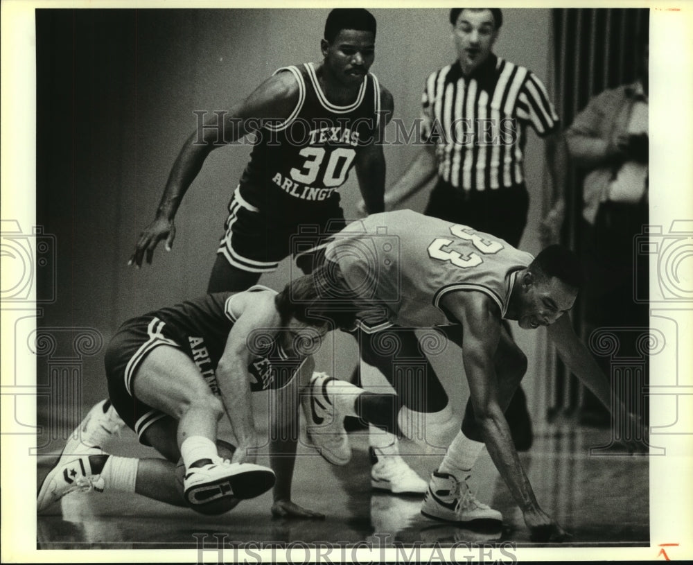 1986 Press Photo San Antonio and Arlington College Basketball Players at Game - Historic Images