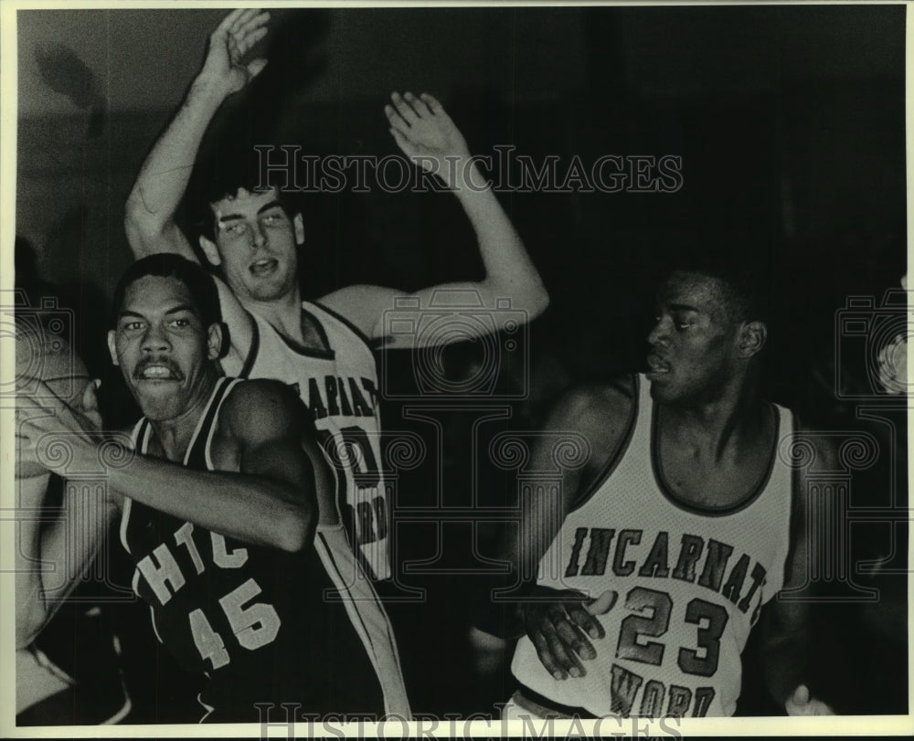 1986 Press Photo Huston-Tillotson and Incarnate Word Basketball Players at Game - Historic Images