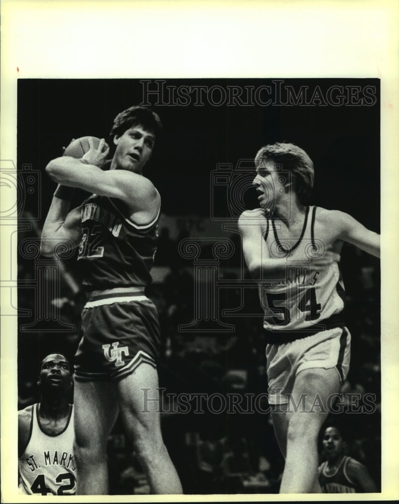 1984 Press Photo San Antonio and St. Mary&#39;s College Basketball Players at Game - Historic Images