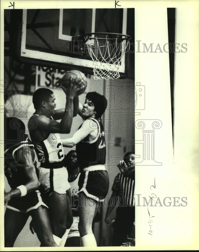 1984 Press Photo Mary Hardin Baylor and St. Mary&#39;s College Basketball Game- Historic Images