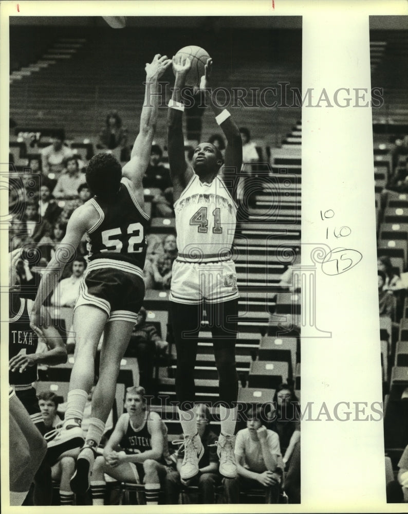 1984 Press Photo San Antonio and West Texas College Basketball Players at Game - Historic Images