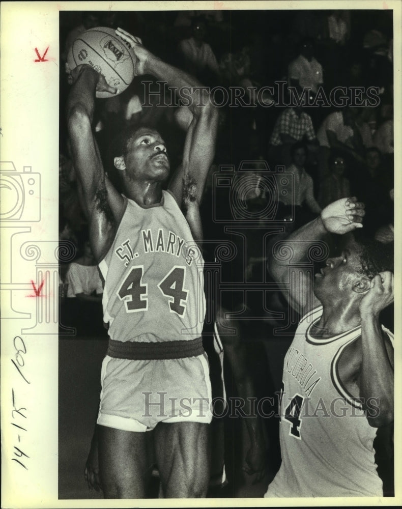 1984 Press Photo Saint Mary's and Concordia Lutheran College Basketball Game - Historic Images