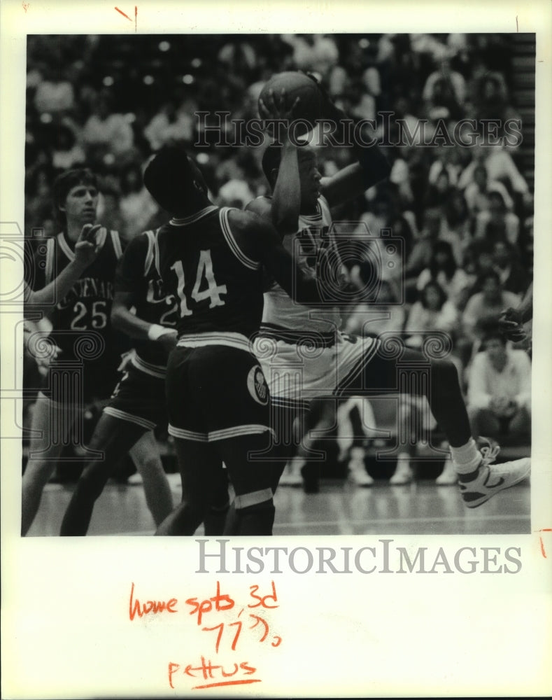 1989 Press Photo San Antonio and Centenary College Basketball Players at Game- Historic Images