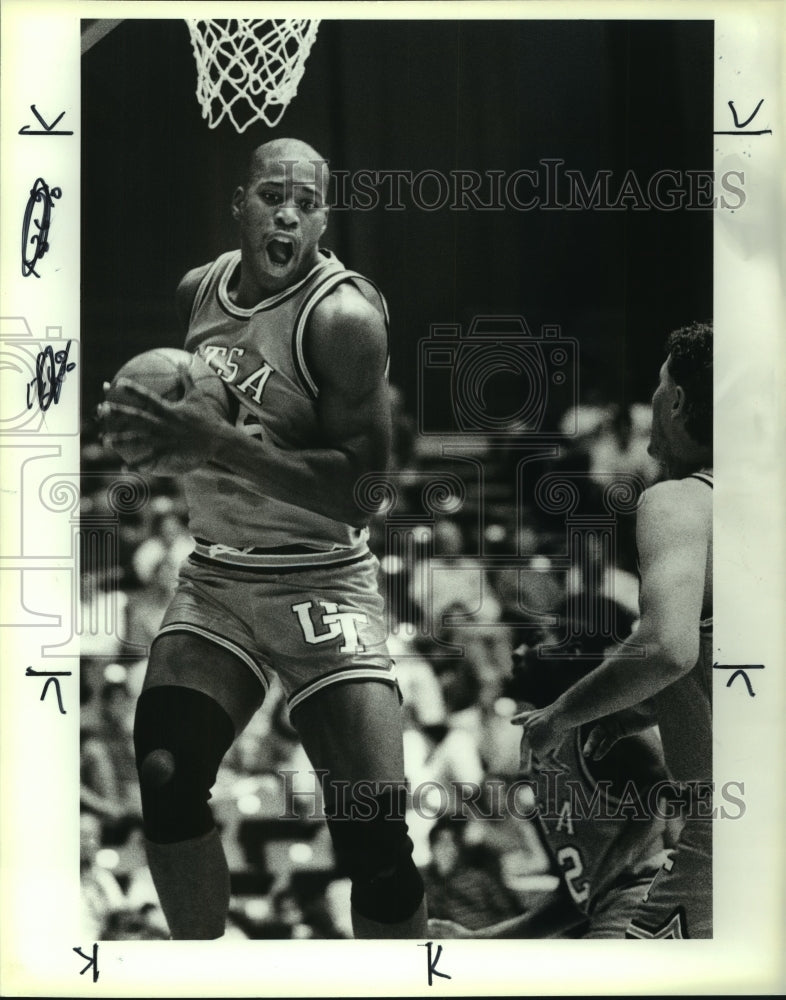 1989 Press Photo Bruce Wheatley, San Antonio College Basketball Player at Game - Historic Images