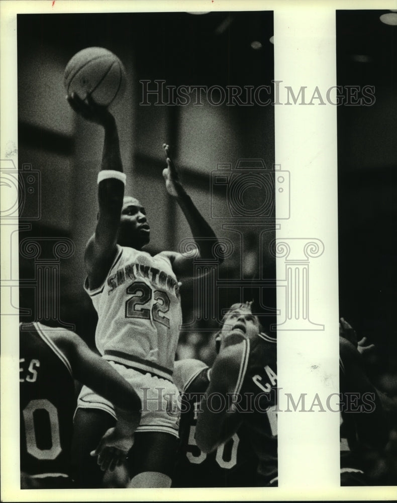 1984 Press Photo San Antonio and Rice College Basketball Players at Game- Historic Images