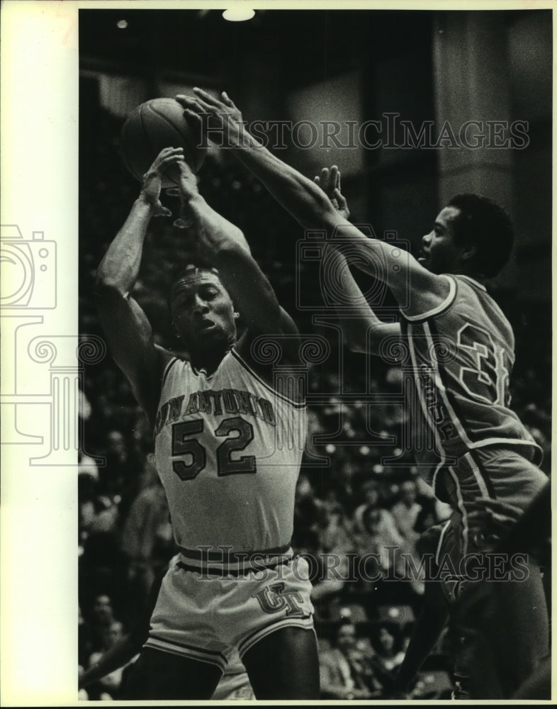 1984 Press Photo Bernard Brown, San Antonio College Basketball Player at Game - Historic Images
