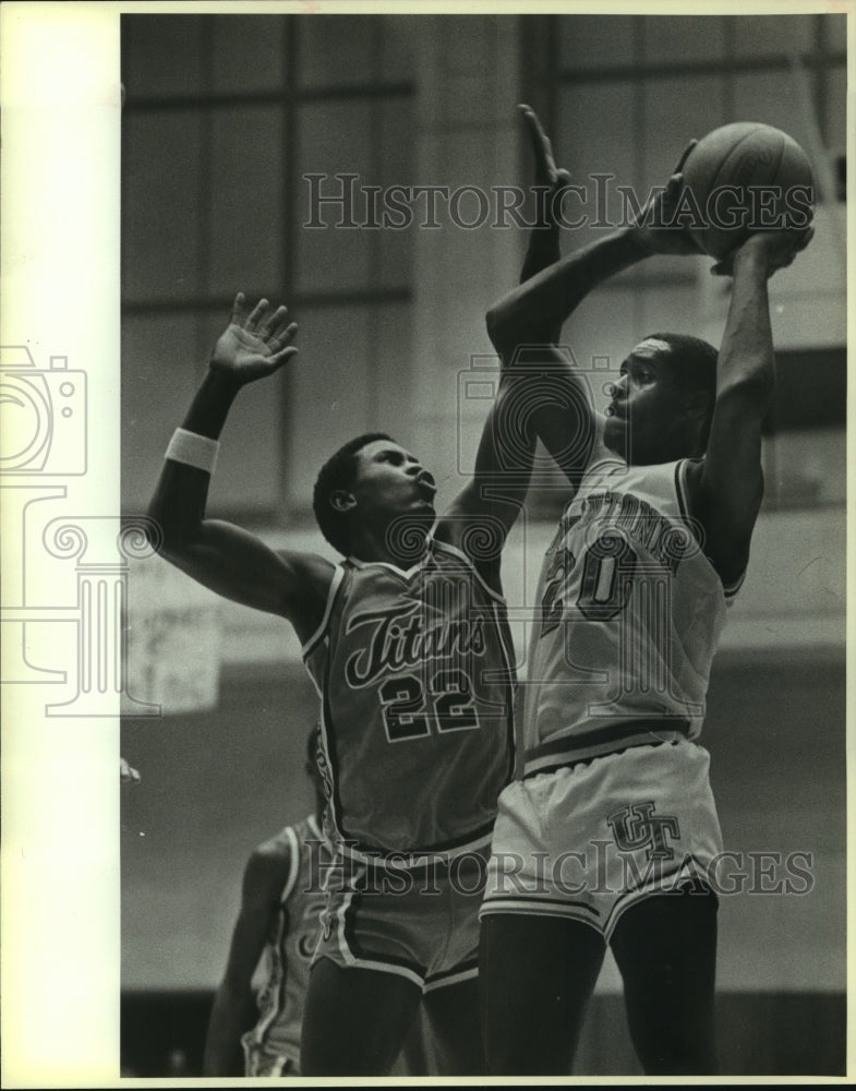 1984 Press Photo San Antonio and Cal Fullerton College Basketball Players - Historic Images