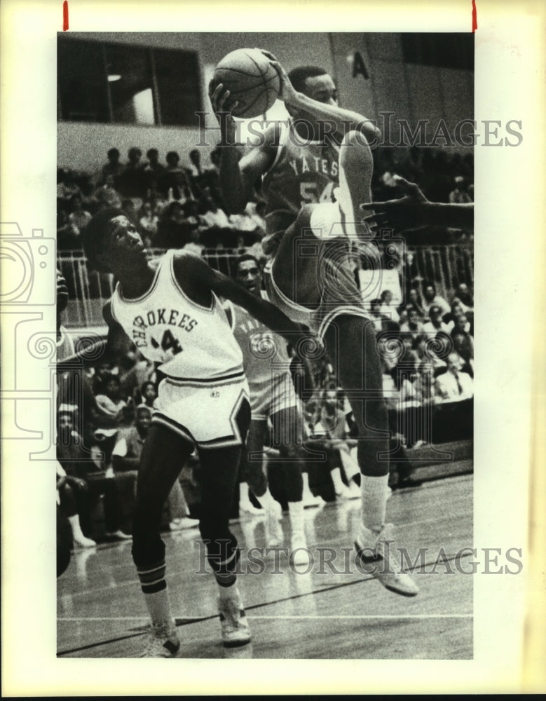 1982 Press Photo Sam Houston and Yates College Basketball Players at Game - Historic Images