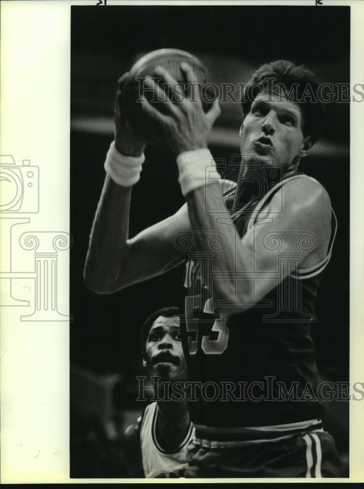 1985 Press Photo Mark Eaton, Jazz Basketball Player with Spurs' Artic Gilmore- Historic Images