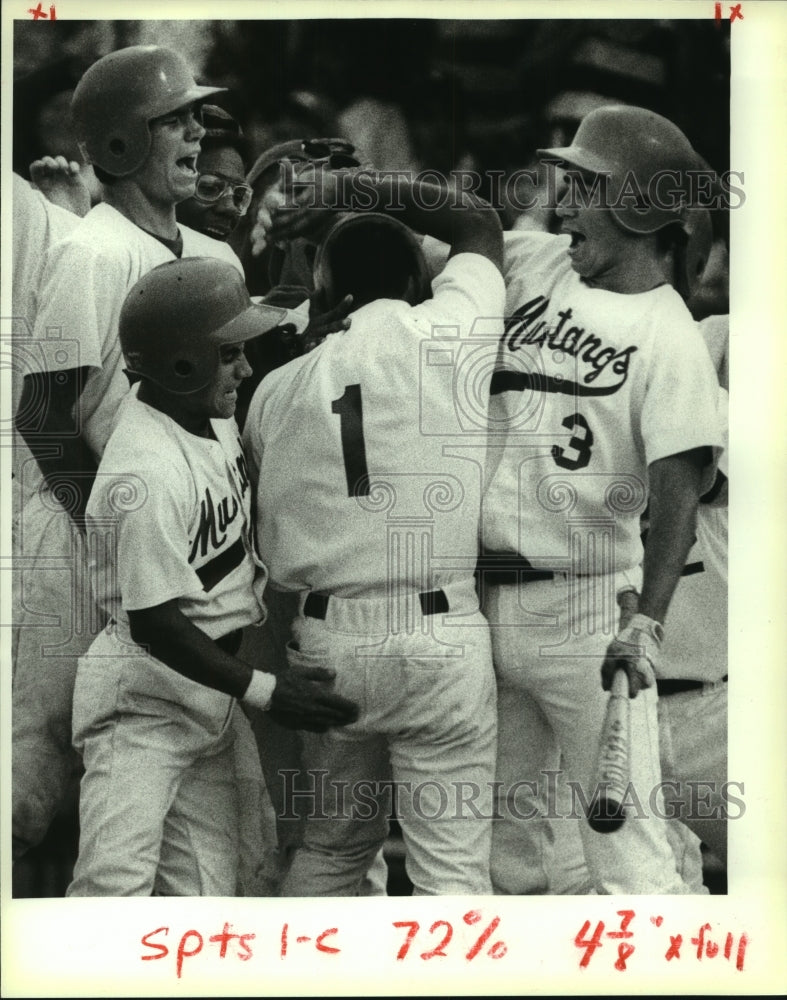 1988 Press Photo High School Mustangs Baseball Team Players Celebrate - Historic Images