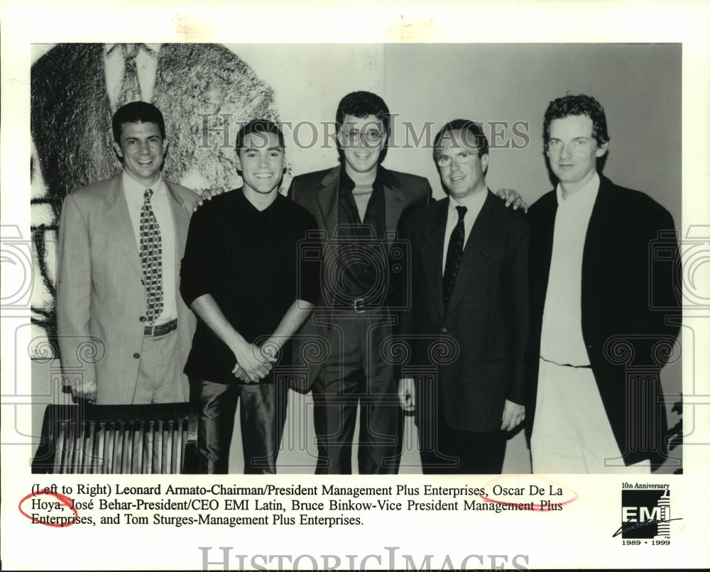 Press Photo Oscar De La Hoya, Boxer with EMI and Management Plus Officials - Historic Images
