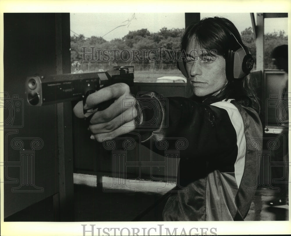1986 Press Photo Kim Dunlop, Modern Pentathlon Shooter - sas07713- Historic Images